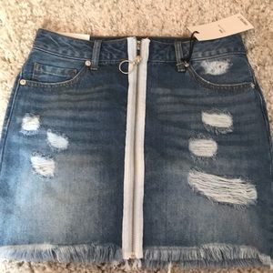 Zippered denim skirt